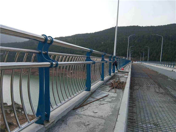临高不锈钢桥梁护栏的特点及其在桥梁安全中的重要作用